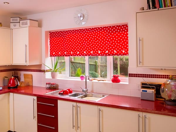 красные шторы на кухне